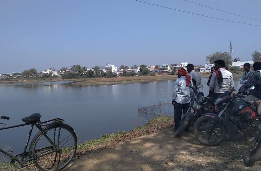 बड़े तालाब का पानी हुआ दूषित, मर रही मछलियां बड़े तालाब का पानी हुआ दूषित, मर रही मछलियां