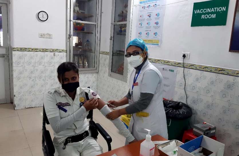 ER’S B R SINGH HOSPITAL PRESENTLY VACCINATING THE FRONTLINE COVID WARRIORS OF KOLKATA POLICE कोलकाता पुलिस के फ्रंटलाइन कर्मचारियों के लिए शुरू हुआ टीकाकरण ER’S B R SINGH HOSPITAL-- कोलकाता पुलिस के फ्रंटलाइन कर्मचारियों के लिए शुरू हुआ टीकाकरण