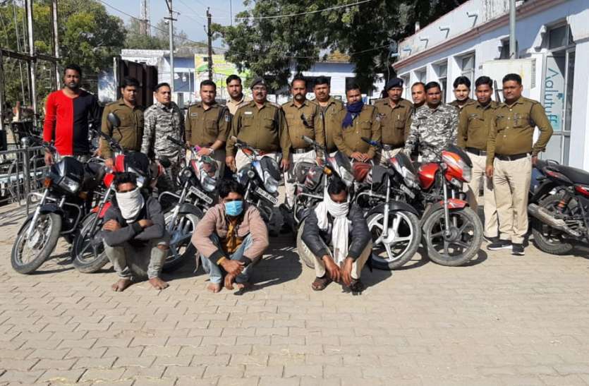 चोर के घर भूसे रखी मिली मोटर साइकिल चोर के घर भूसे रखी मिली मोटर साइकिल