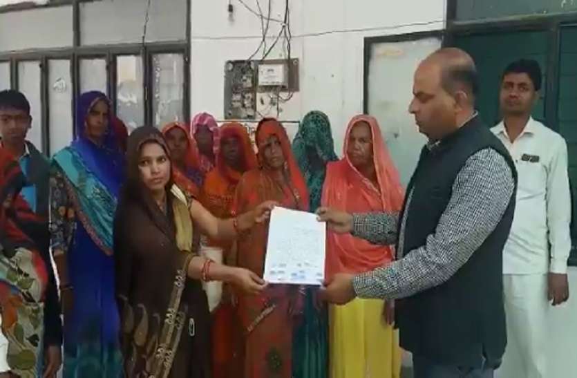 1_6.jpg पेयजल समस्या को लेकर महिलाओं ने किया हंगामा, एसडीएम को सौंपा ज्ञापन
