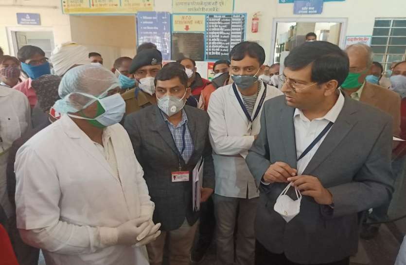 संभागीय आयुक्त डॉ. समित शर्मा का औचक निरीक्षण: कोई कर रहा था चुपके से हाजिरी तो किसी ने बनाया गाड़ी खराब होने का बहाना संभागीय आयुक्त डॉ. समित शर्मा का औचक निरीक्षण: कोई कर रहा था चुपके से हाजिरी तो किसी ने बनाया गाड़ी खराब होने का बहाना