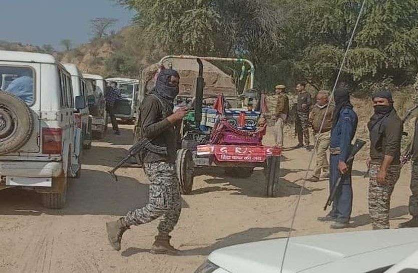 Gravel vehicle rider and police encounter, firing from both sides बजरी वाहन सवार और पुलिस में मुठभेड़, दोनों ओर से फायरिंग