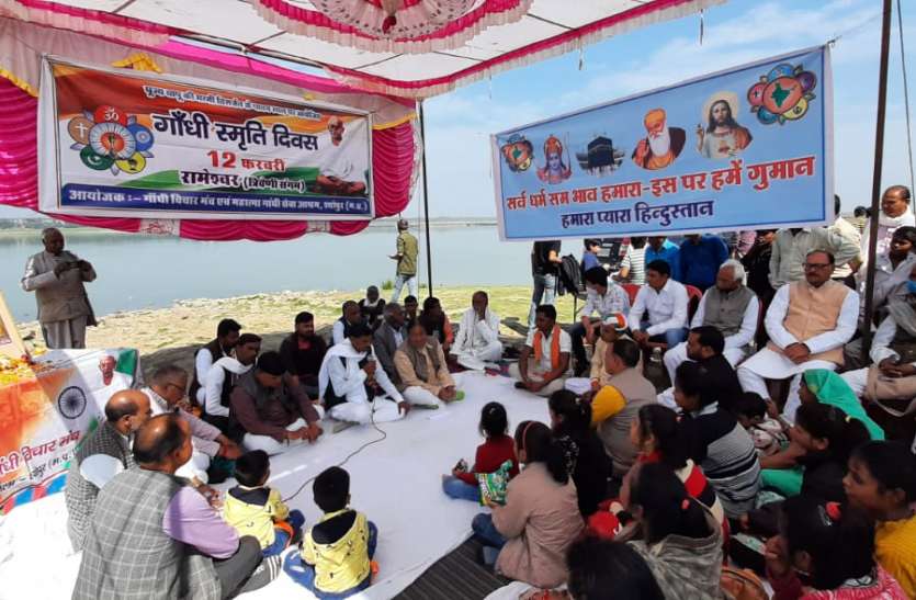 त्रिवेणी किनारे राष्ट्रपिता को अर्पित किए श्रद्धासुमन त्रिवेणी किनारे राष्ट्रपिता को अर्पित किए श्रद्धासुमन