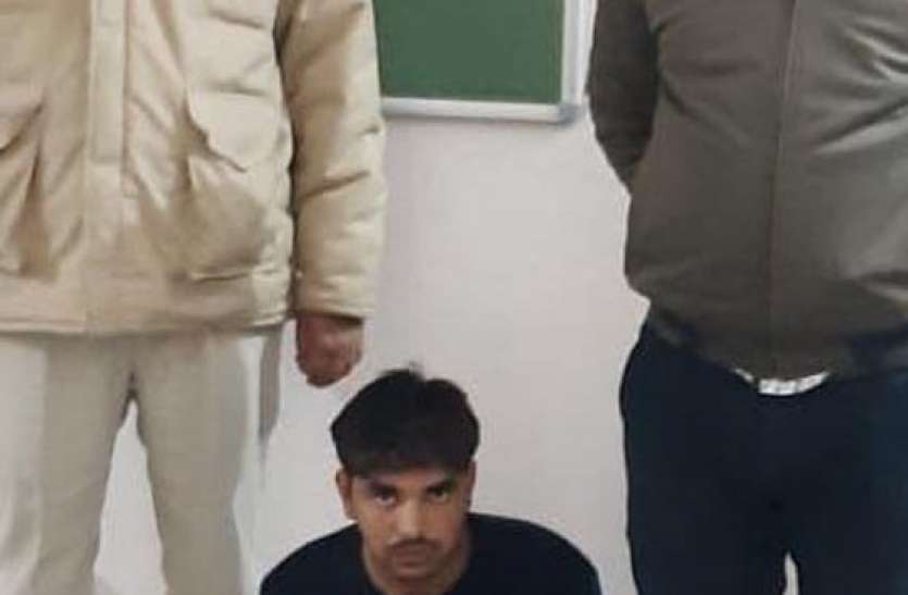 यहां अवैध पिस्टल लेकर शहर में घुम रहा था युवक, पुलिस ने दबोचा यहां अवैध पिस्टल लेकर बीच बाजर में घुम रहा था युवक, पुलिस ने दबोचा
