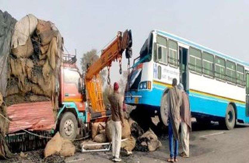कोहरे के कहर : हरियाणा रोडवेज व ट्रक में भिड़ंत, आधा दर्जन यात्री घायल कोहरे के कहर : हरियाणा रोडवेज व ट्रक में भिड़ंत, आधा दर्जन यात्री घायल