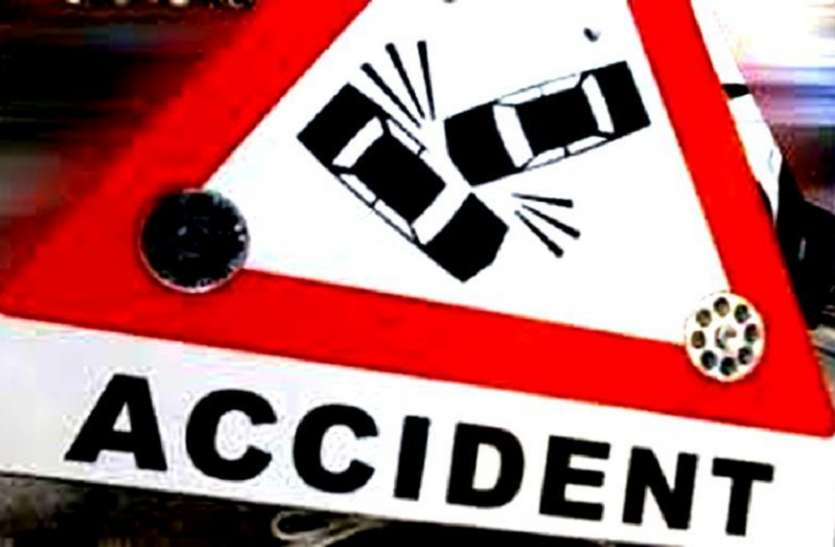 High speed loading vehicle overturns on highway चालक को बोला गाड़ी धीमी चलाओ, मगर नहीं माना और पत्थर से टकराकर पलट गई