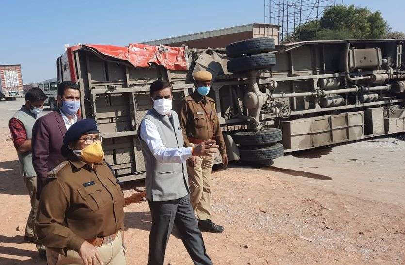 लोक परिवहन बस को ट्रक ने मारी टक्कर, दो बीएड छात्राओं सहित तीन यात्रियों की मौत लोक परिवहन बस को ट्रक ने मारी टक्कर, दो बीएड छात्राओं सहित तीन यात्रियों की मौत