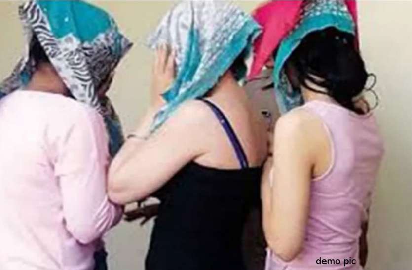 agra.jpg होटल में चल रहे बड़े देह व्यापार के रैकेट का खुलासा, छापेमारी में विदेशी लड़कियों समेत कई गिरफ्तार