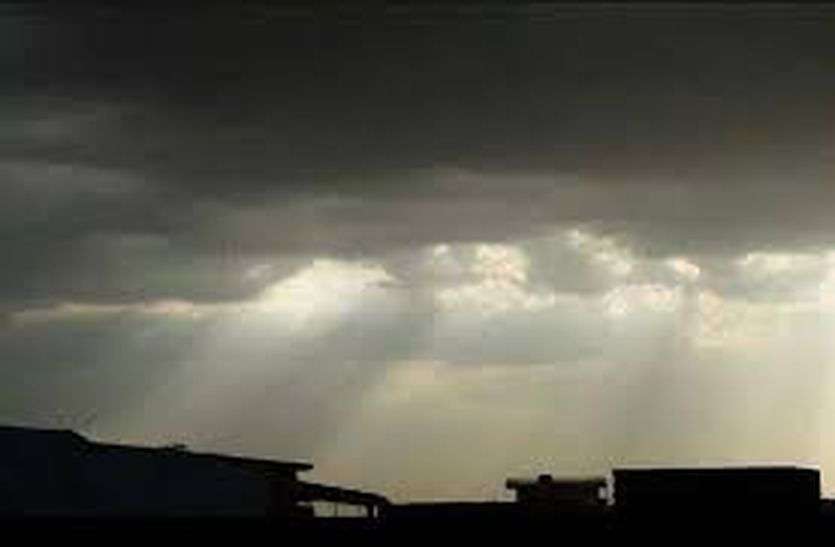बादलों संग बढ़ा तापमान, किसानों को फसलों की चिंता बादलों संग बढ़ा तापमान, किसानों को फसलों की चिंता