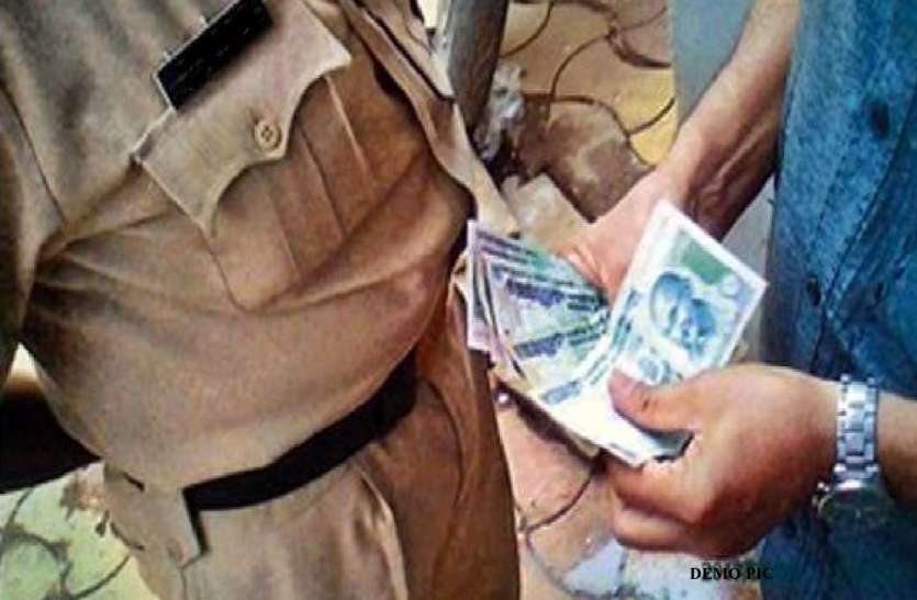 पीड़ित से पैसा लेना पुलिस को पड़ा भारी, एसपी ने किया निलंबित, अब गिरफ्तारी की लटकी तलवार पीड़ित से पैसा लेना पुलिस को पड़ा भारी, एसपी ने किया निलंबित, अब गिरफ्तारी की लटकी तलवार