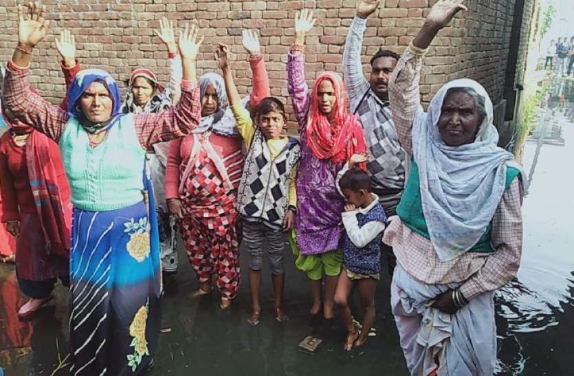 bijnor.jpg गांव में जलभराव से परेशान ग्रामीणाें ने किया प्रदर्शन
