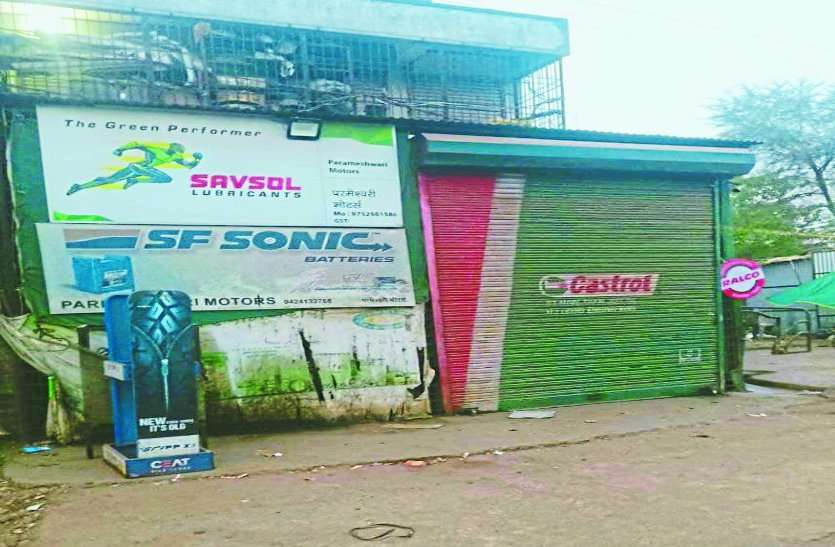 ऑटो पार्ट्स की दुकान से पांच कर्मचारियों ने पार किया 3 लाख का सामान, सीसीटीवी से पकड़े गए ऑटो पार्ट्स की दुकान से पांच कर्मचारियों ने पार किया 3 लाख का सामान, सीसीटीवी से पकड़े गए
