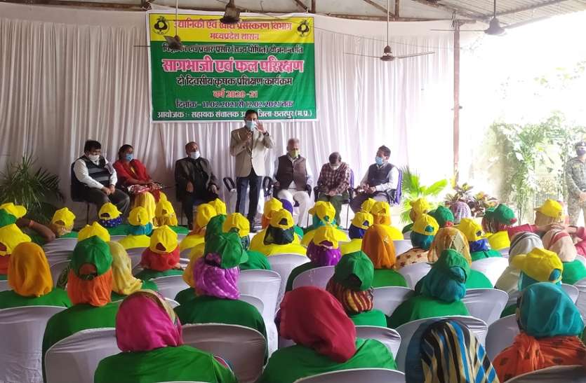 स्वसहायता समूह से बढ़ेगी आमदनी फल-सब्जी प्रशिक्षण कार्यशाला में खाद प्रसंस्करण का दे रहे प्रशिक्षण