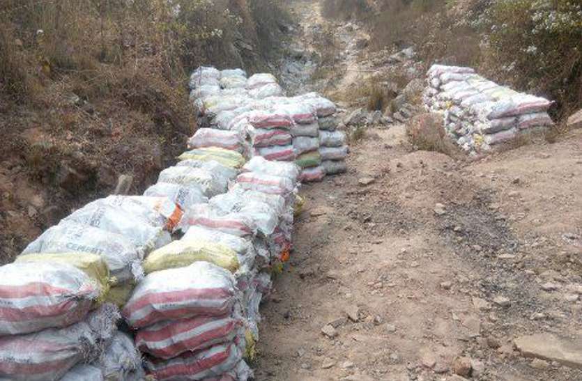 बंद हो चुकी खदानों से तस्कर कराते हैं कोयले का अवैध उत्खनन, फिर आधी रात खपाते हैं ईंट-भट्ठों में बंद हो चुकी खदानों से तस्कर कराते हैं कोयले का अवैध उत्खनन, फिर आधी रात खपाते हैं ईंट-भट्ठों में