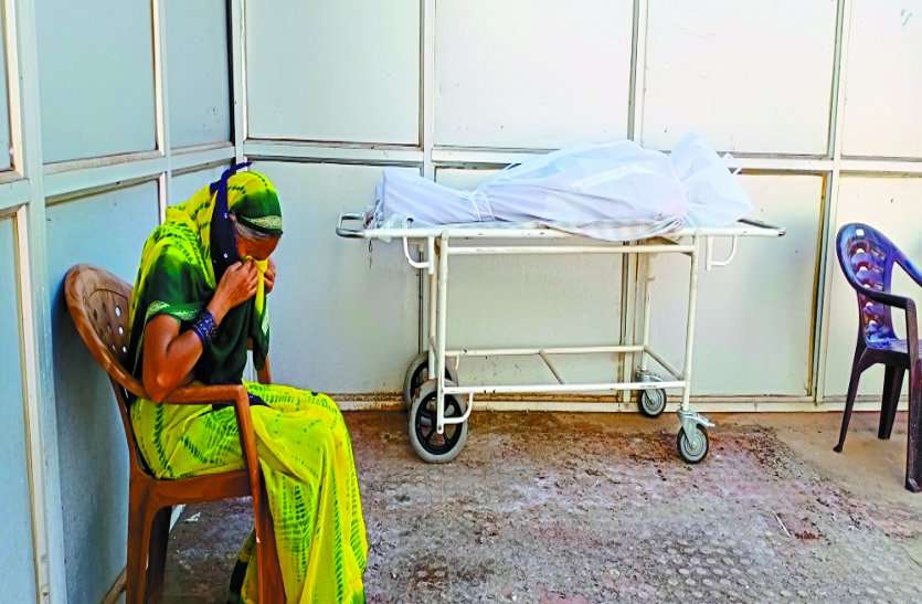 बालोद : मौत के 6 घंटे बाद दिया शव, परिजनों ने प्रशासन पर भड़ास निकाली, अब तक 112 लोग गवां चुके हैं अपनी जान बालोद : मौत के 6 घंटे बाद दिया शव, परिजनों ने प्रशासन पर भड़ास निकाली, अब तक 112 लोग गवां चुके हैं अपनी जान