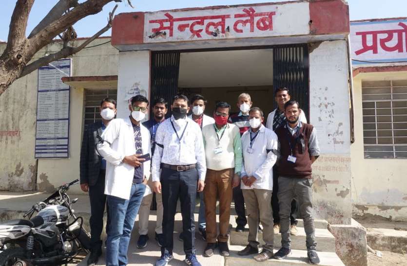 लैब टेक्नीशियनों ने काली पट्टी बांधकर जताया विरोध लैब टेक्नीशियनों ने काली पट्टी बांधकर जताया विरोध