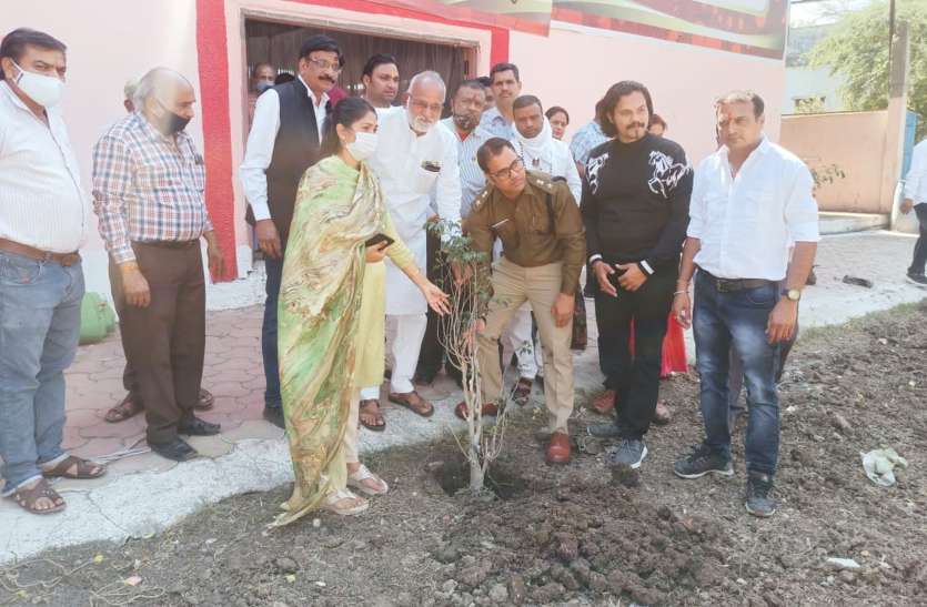 सम्मान से जरूरी है पौधारोपण (देखे वीडियो) सम्मान से जरूरी है पौधारोपण (देखे वीडियो)
