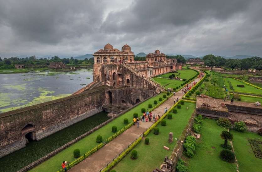 ऐतिहासिक इमारतों की नगरी मांडू में उत्सव की धूम आज से (देखे वीडियो) ऐतिहासिक इमारतों की नगरी मांडू में उत्सव की धूम आज से (देखे वीडियो)
