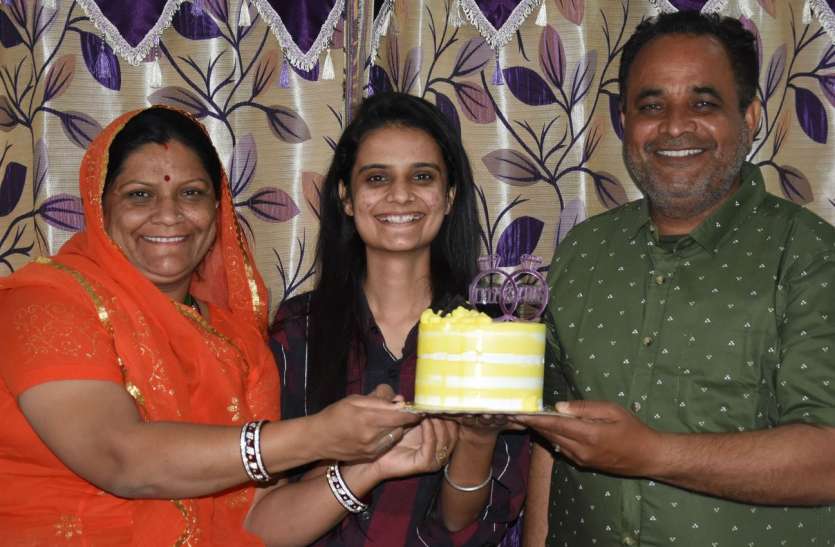 लॉकडाउन में सीखा केक बनाना, अब ऑनलाइन दूसरी महिलाओं को सीखा रही लॉकडाउन में सीखा केक बनाना, अब ऑनलाइन दूसरी महिलाओं को सीखा रही