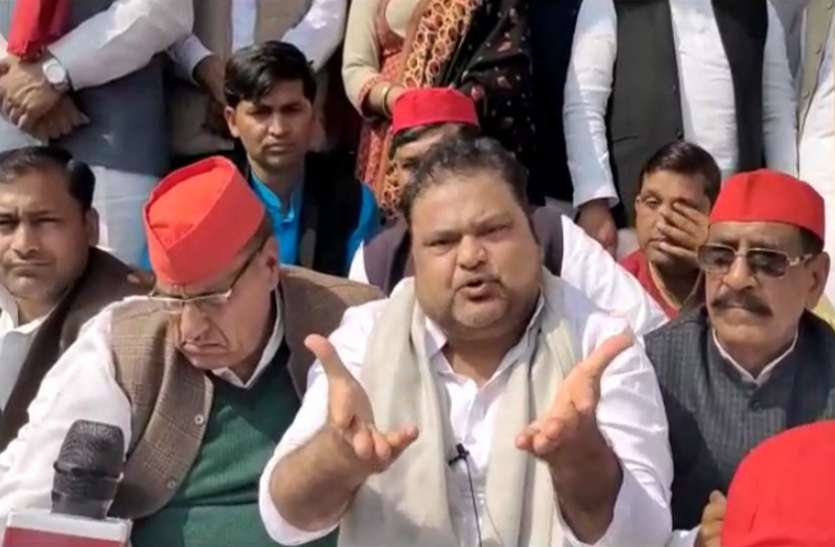 greaternoida2.jpg 'किसानों के कंधे से कंधा मिलाकर खड़ी है सपा, काले कानून वापस होने से पहले पीछे नहीं हटेंगे'