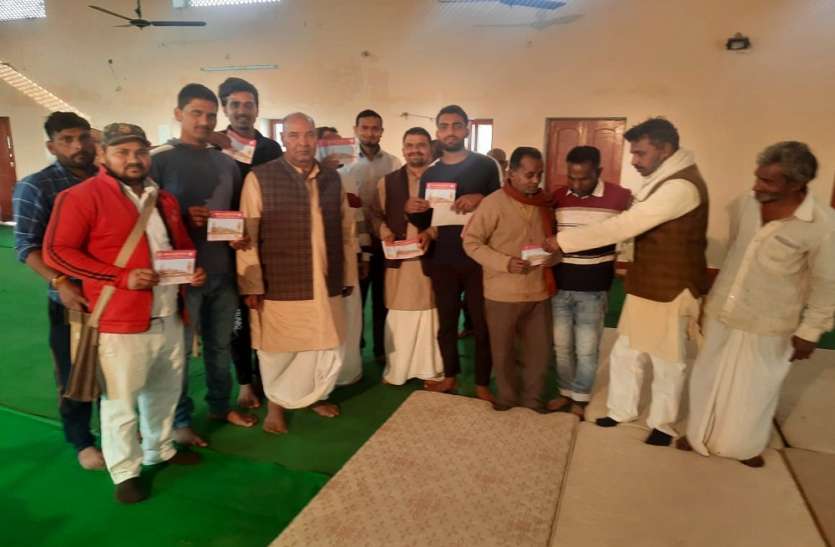 मंदिर निर्माण के सहयोग में लगे कार्यकर्ताओं ने भी दिया दान मंदिर निर्माण के सहयोग में लगे कार्यकर्ताओं ने भी दिया दान