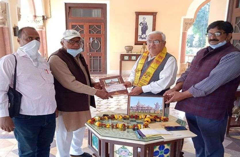 कैलादेवी ट्रस्ट ने राममंदिर को दिए 11 लाख कैलादेवी ट्रस्ट ने राममंदिर को दिए 11 लाख