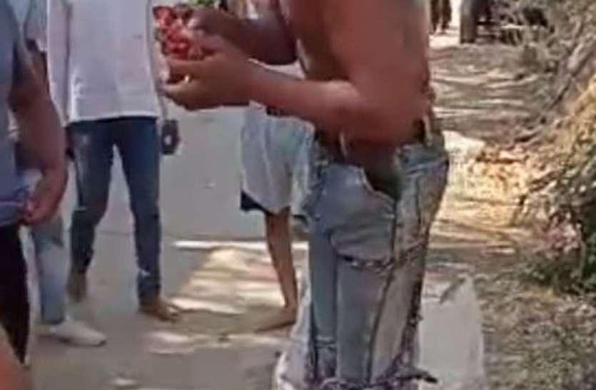 Shameful handiwork of a young man सिरफिरे युवक ने कर दिया कुछ ऐसा कि रहवासियों ने कर दी सामूहिक पिटाई...