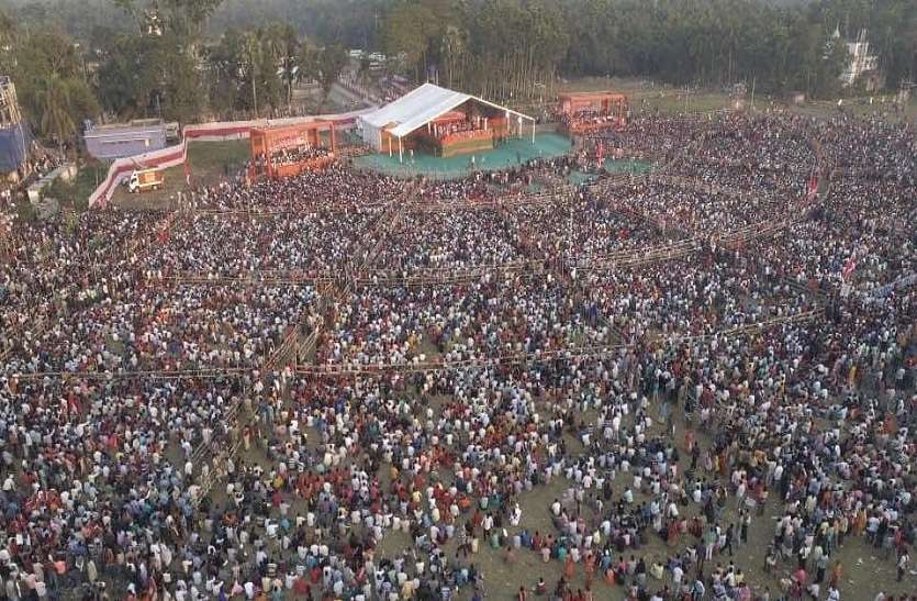 उत्तर 24 परगना के ठाकुरनगर में मतुआ समुदाय की रैली में उमड़ी भीड़। राज्य को सोनार बांग्ला बनाने की है यह लड़ाई : अमित शाह
