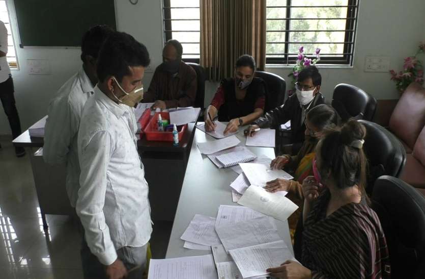 Ahmadabad News : दोनों पक्ष में खींचतान, निर्णायक घड़ी नजदीक Ahmadabad News : दोनों पक्ष में खींचतान, निर्णायक घड़ी नजदीक