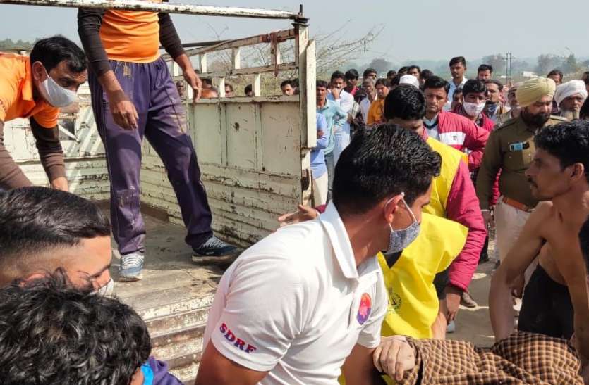 नहर में ढूंढ़ रहे थे कार सवार परिवार को, मिली किसी ओर की भी लाश नहर में ढूंढ़ रहे थे कार सवार परिवार को, मिली किसी ओर की भी लाश