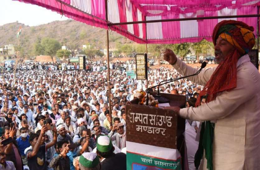 Rakesh Tikait In Alwar Said Government Must Abolish Farm Laws राकेश टिकैत ने कहा- हल चलाने वाला अब हाथ नहीं जोड़ेगा, हम ही किसान हम ही जवान