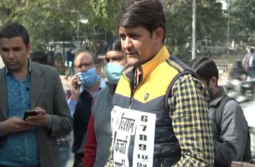 विरोध का अनोखा तरीका, भाजपा विधायकों ने लहराए एक से 10 तक गिनती लिखे पोस्टर विरोध का अनोखा तरीका, भाजपा विधायकों ने लहराए एक से 10 तक गिनती लिखे पोस्टर