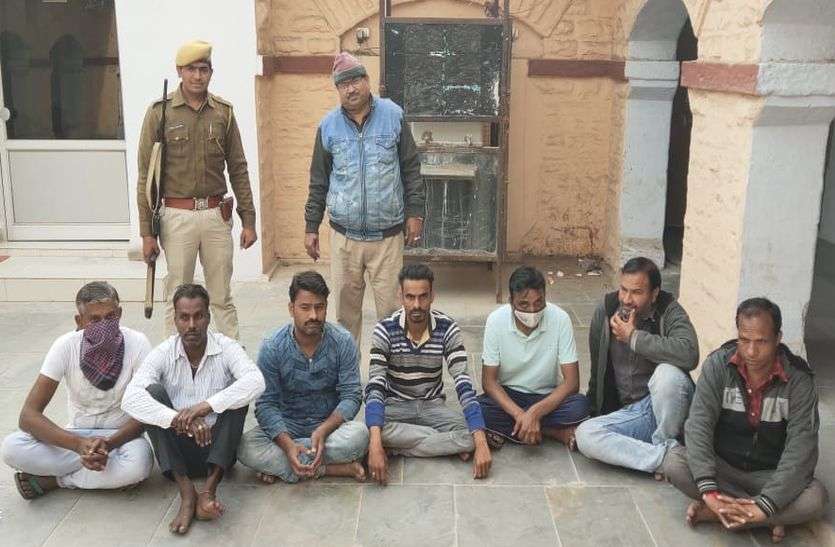 जुआ सट्टा खेलते 7 गिरफ्तार, 13 हजार 710 रुपए जब्त जुआ सट्टा खेलते 7 गिरफ्तार, 13 हजार 710 रुपए जब्त