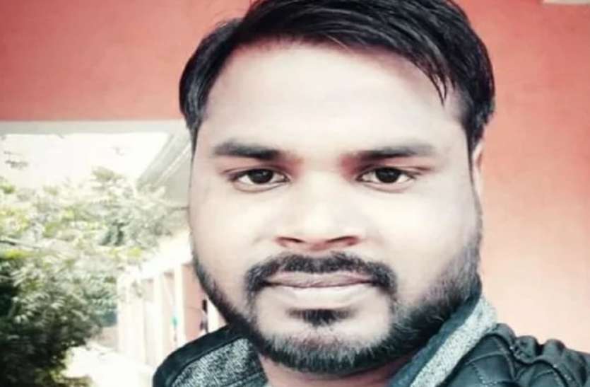 गायत्री प्रजापति के भतीजे शुभम प्रजापति की मृत्यु, शव रेलवे ट्रैैक पर दो टुकड़ों में मिला गायत्री प्रजापति के भतीजे शुभम प्रजापति की मृत्यु, शव रेलवे ट्रैैक पर दो टुकड़ों में मिला