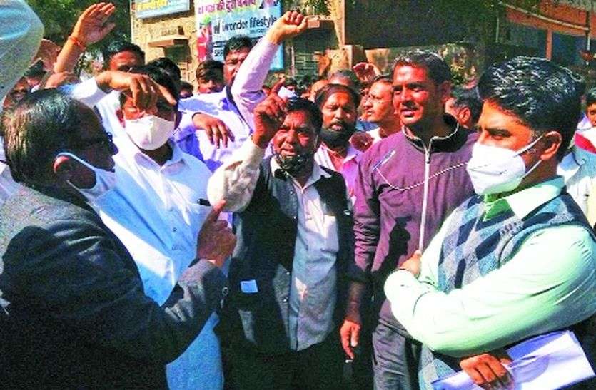 भाजपा के पूर्व विधायक बोले, ईओ को जनता का नौकर बनकर करना होगा काम भाजपा के पूर्व विधायक बोले, ईओ को जनता का नौकर बनकर करना होगा काम