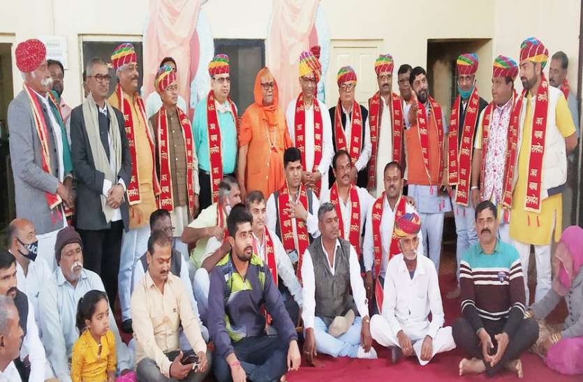 सिख समाज व सैनाचार्य ने सौंपी मंदिर के लिए निधि सिख समाज व सैनाचार्य ने सौंपी मंदिर के लिए निधि