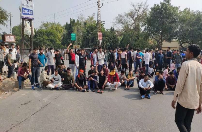 Alwar Students Jam Road For Opening Indira Gandhi Stadium अलवर के युवाओं ने स्टेडियम खोलने की मांग को लेकर जाम लगाया, कलक्टर से बोले अब किसानों की तरह सड़क पर उतरेंगे