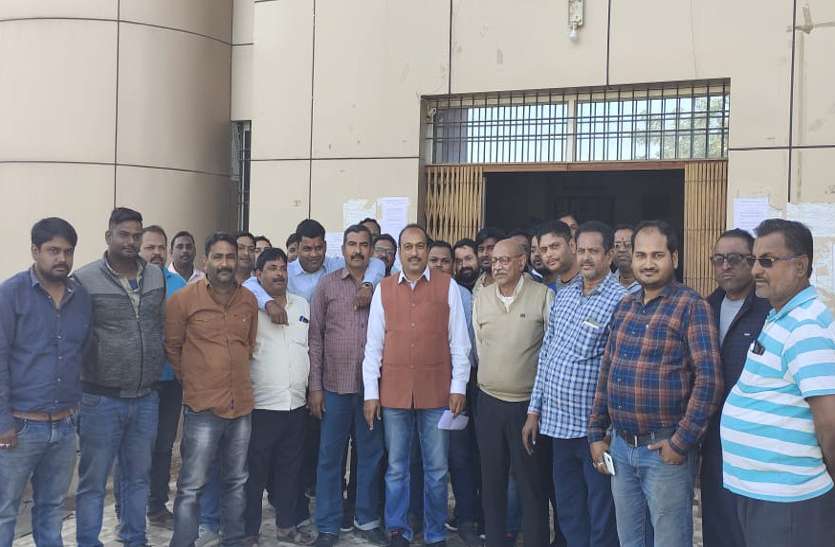 राज्य सरकार के संपत्ति कुर्क करने के आदेश का ट्रक मालिक संघ ने किया विरोध, आंदोलन की दी चेतावनी राज्य सरकार के संपत्ति कुर्क करने के आदेश का ट्रक मालिक संघ ने किया विरोध, आंदोलन की दी चेतावनी