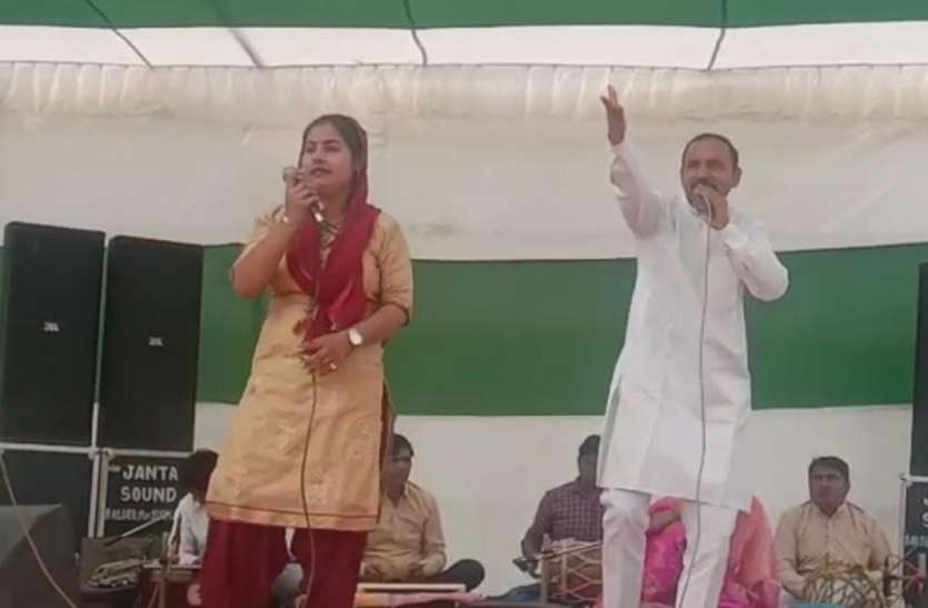 किसान पंचायत में रागनी गाते हरियाणवी कलाकार - फ़ोटो - पत्रिका न्यूज़ नेटवर्क राष्ट्रीय लोकदल की पंचायत में रागनियां द्वारा बाँधा जा रहा शमा