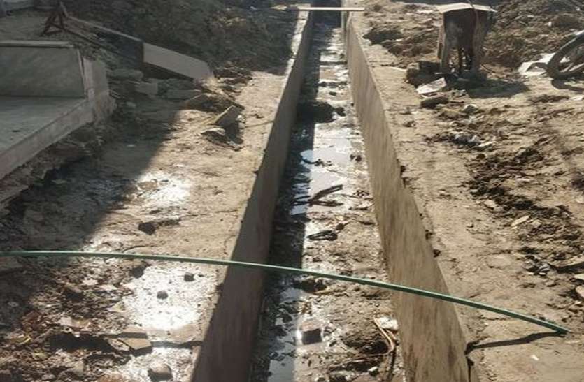 नाला निर्माण में अनदेखी, सब पर बढ़ेगी भारी नाला निर्माण में अनदेखी, सब पर बढ़ेगी भारी