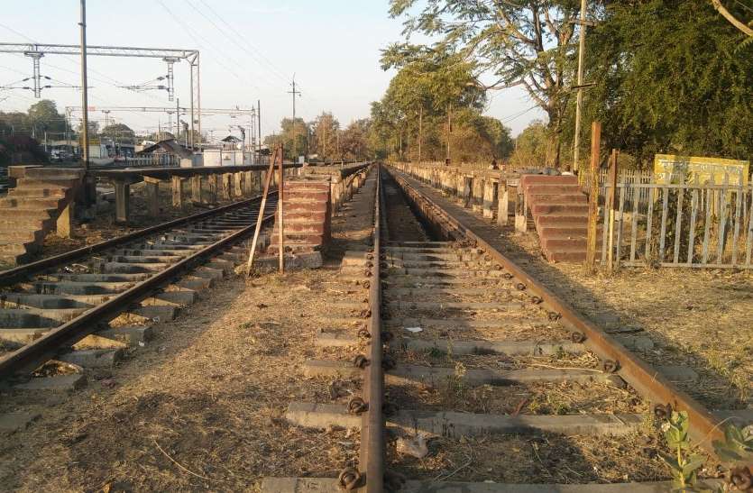 The washing pit at Katni Junction's main railway station remained closed for more than a decade. कटनी से बने नई ट्रेन, गुजरने वाली सभी रूकें और वाशिंग पिट का हो निर्माण