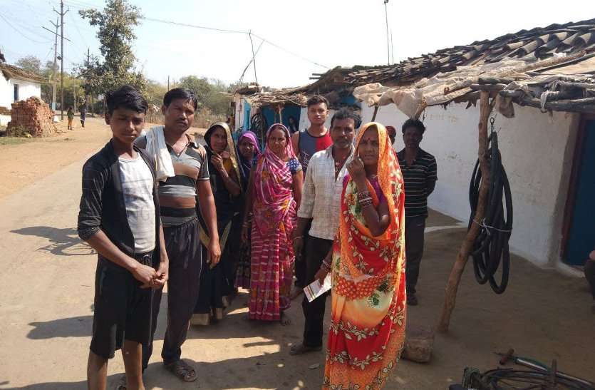 पूरी गांव में नहीं पहुंच रहा पेयजल, आदिवासी बस्ती में नहीं लगे पोल, लोग हो रहे परेशान पूरी गांव में नहीं पहुंच रहा पेयजल, आदिवासी बस्ती में नहीं लगे पोल, लोग हो रहे परेशान