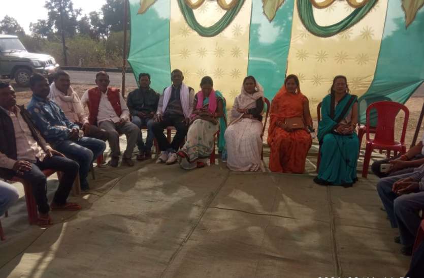 रात 8 बजे पहुंचे एसडीएम-तहसीलदार तो जिपं सदस्य ने खत्म नहीं किया धरना, रात 11 बजे नाटकीय ढंग से समाप्त रात 8 बजे पहुंचे एसडीएम-तहसीलदार तो जिपं सदस्य ने खत्म नहीं किया धरना, रात 11 बजे नाटकीय ढंग से समाप्त