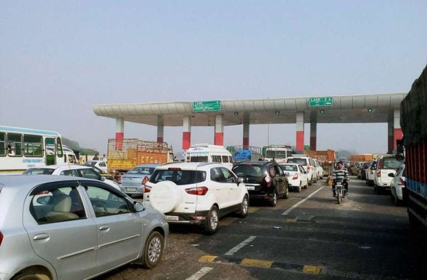 toll_tax.jpg आधी रात से महंगा हुआ हाइवे का सफर, अब बढ़ी हुई दरों पर भरना हाेगा टोल टैक्स