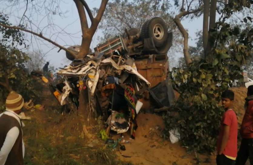 azamgarh news आजमगढ़ में बड़ा सड़क हादसा, ट्रेलर-पिकअप की टक्कर में 4 मजदूरों की मौत छह घायल