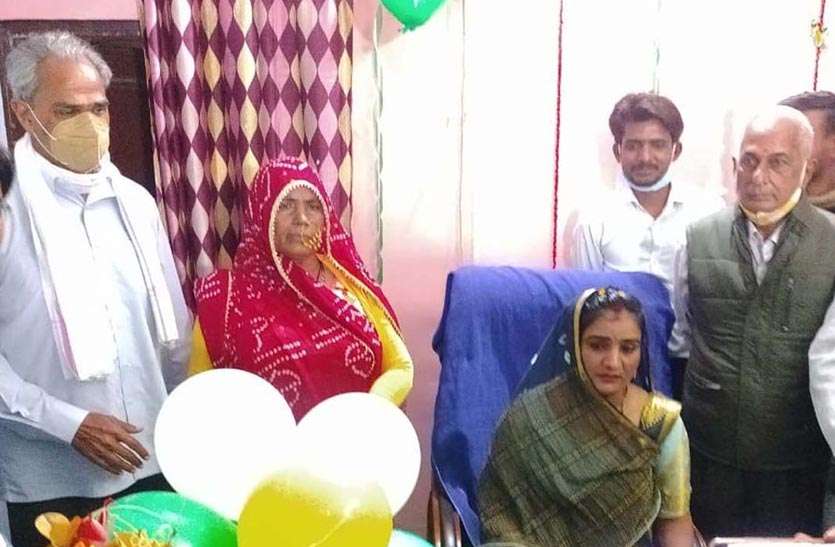 विधायक हरीश मीणा ने उनियारा पालिकाध्यक्ष को कराया पदभार ग्रहण विधायक हरीश मीणा ने उनियारा पालिकाध्यक्ष को कराया पदभार ग्रहण