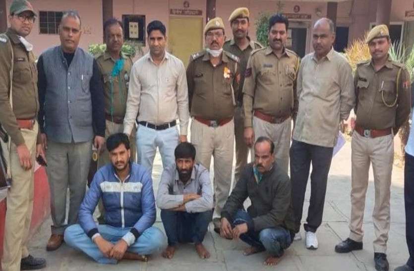 Fake note making material found in car, three arrested in baran लग्जरी कार में मिली नकली नोट बनाने की सामग्री, तीन गिरफ्तार