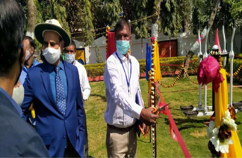स्टेशन पर पेपर लेस रिजर्वेसन डिस्प्ले बोर्ड शुरू, जीएम ने खुद उदघाटन न कर प्रभारी से कटवाया फीता स्टेशन पर पेपर लेस रिजर्वेसन डिस्प्ले बोर्ड शुरू, जीएम ने खुद उदघाटन न कर प्रभारी से कटवाया फीता