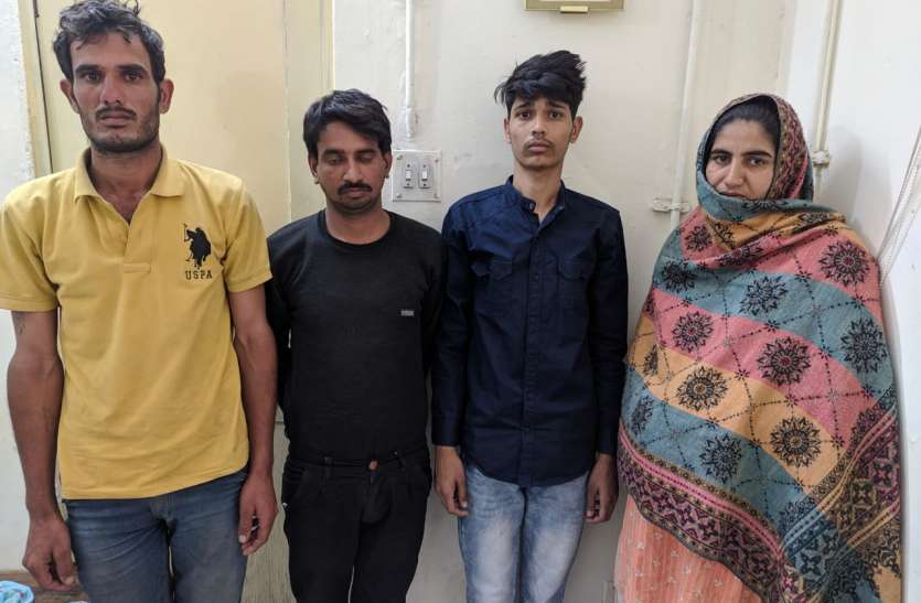 जैन मंदिर में डकैती मामले में एक महिला सहित चार गिरफ्तार जैन मंदिर में डकैती मामले में एक महिला सहित चार गिरफ्तार