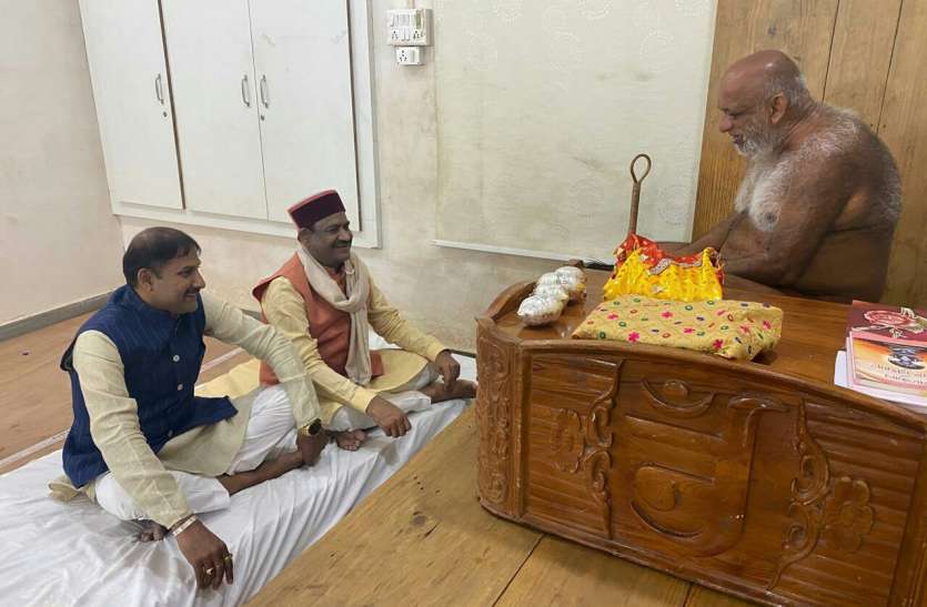 Lok Sabha Speaker took blessings from Muni Sudha Sagar लोकसभा अध्यक्ष ने मुनि सुधा सागर से लिया आशीर्वाद
